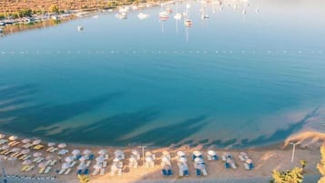 Playa privada, camastros, sombrillas y toallas de playa