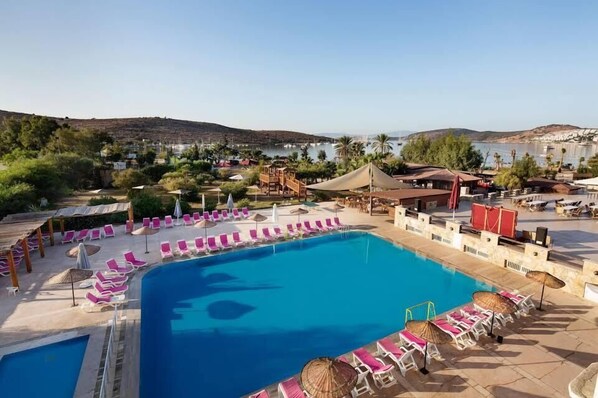 Seasonal outdoor pool, pool umbrellas, pool loungers - Ladonia Hotels Delmare - All Inclusive (Bodrum)
