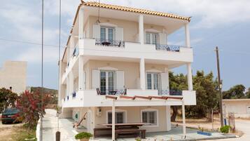 Vista frontal de la propiedad