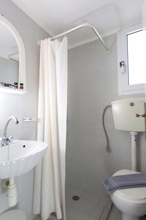 Shower, free toiletries, towels, toilet paper - Kontogoni Rooms (Elafonisos)