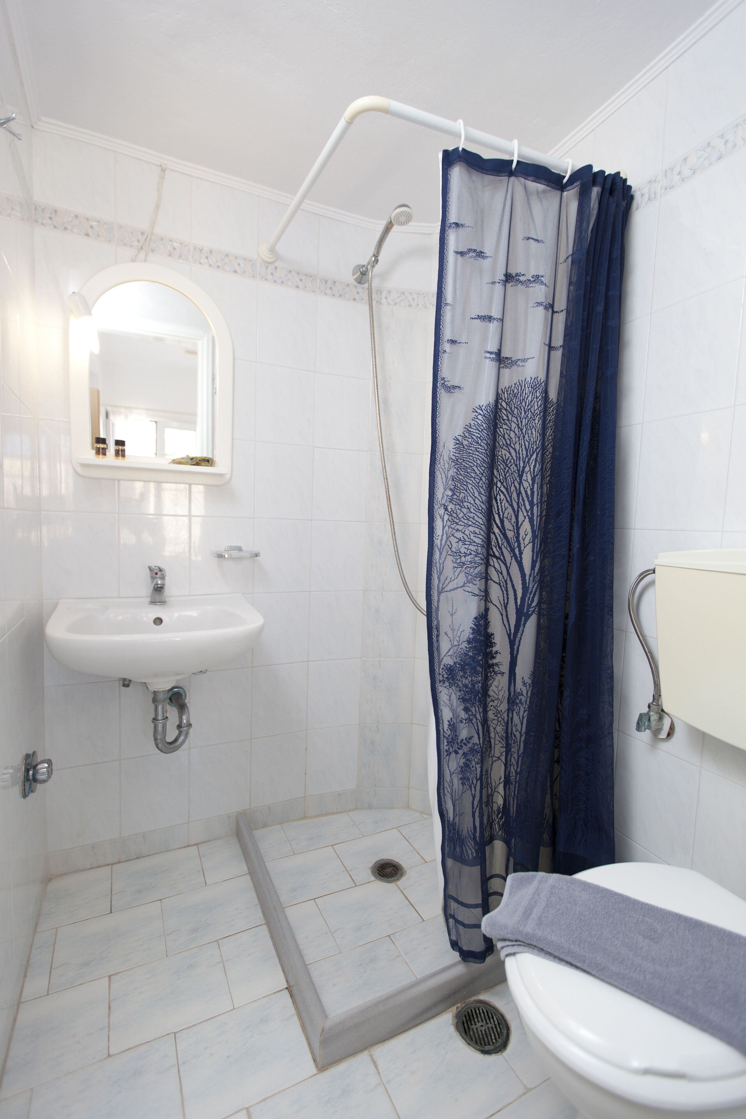 Shower, free toiletries, towels, toilet paper