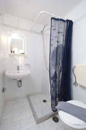 Shower, free toiletries, towels, toilet paper - Kontogoni Rooms (Elafonisos)