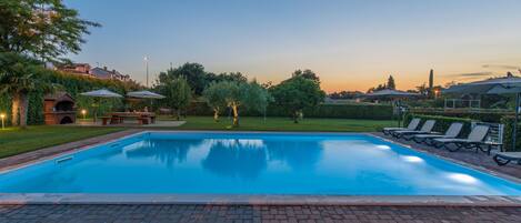 Una piscina al aire libre