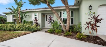 Escape to The Sea Turtle's Resort-Like Lanai w/Pool ~Walk to Dining/Shops; Wifi