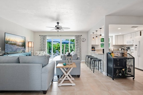 Escape to The Sea Turtle's Resort-Like Lanai w/Pool ~Walk to Dining/Shops; Wifi