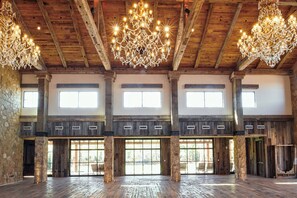 2 bars/lounges, lobby lounge