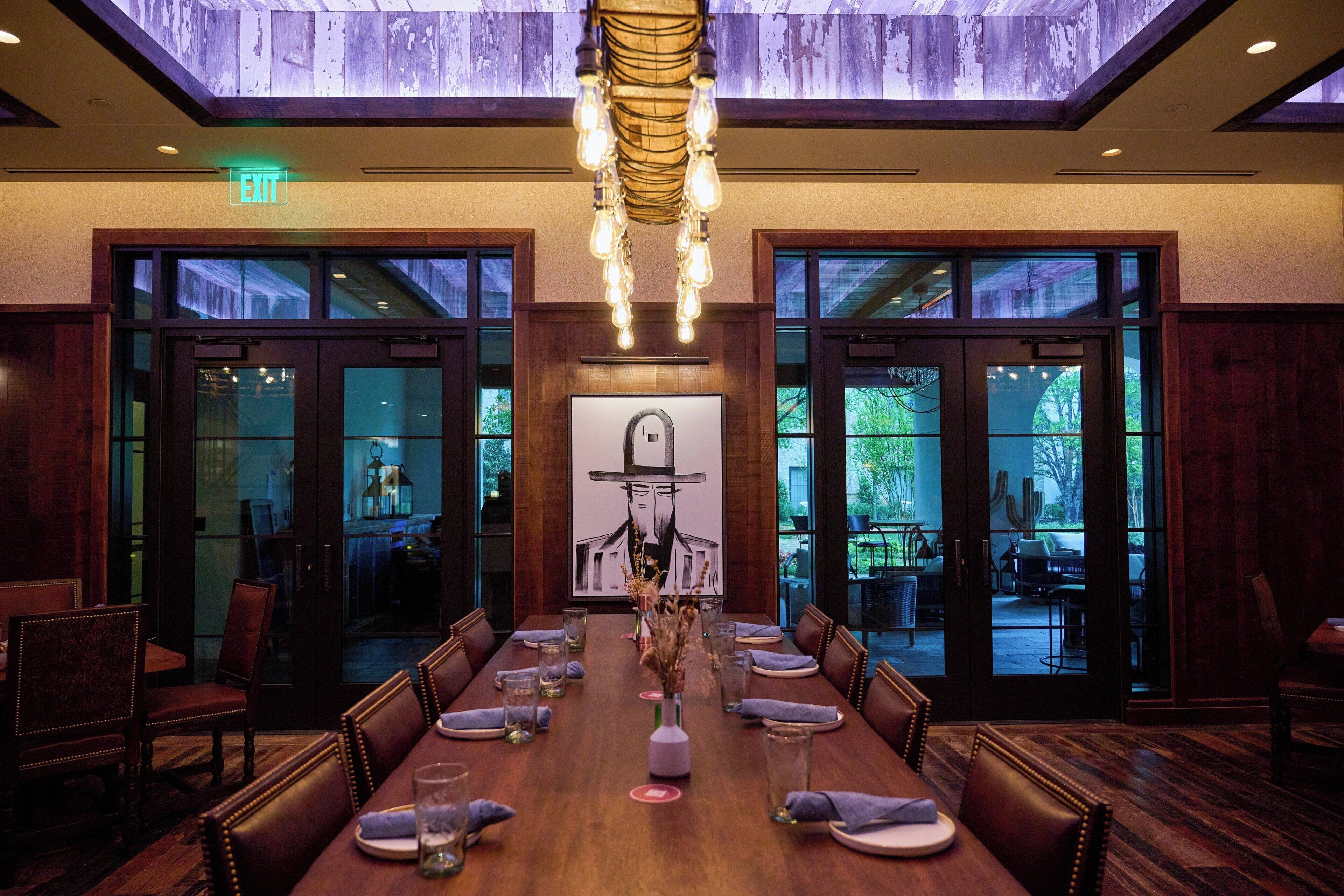 2 bars/lounges, lobby lounge