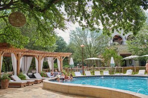Piscina externa, funciona das 9h às 22h, barracas, guarda-sóis