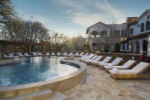 Piscina all'aperto, cabanas (a pagamento), ombrelloni da piscina