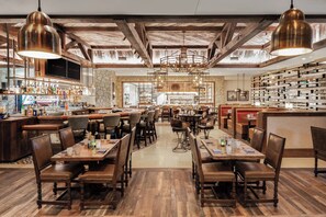 2 quầy bar/khu lounge, lounge tại sảnh