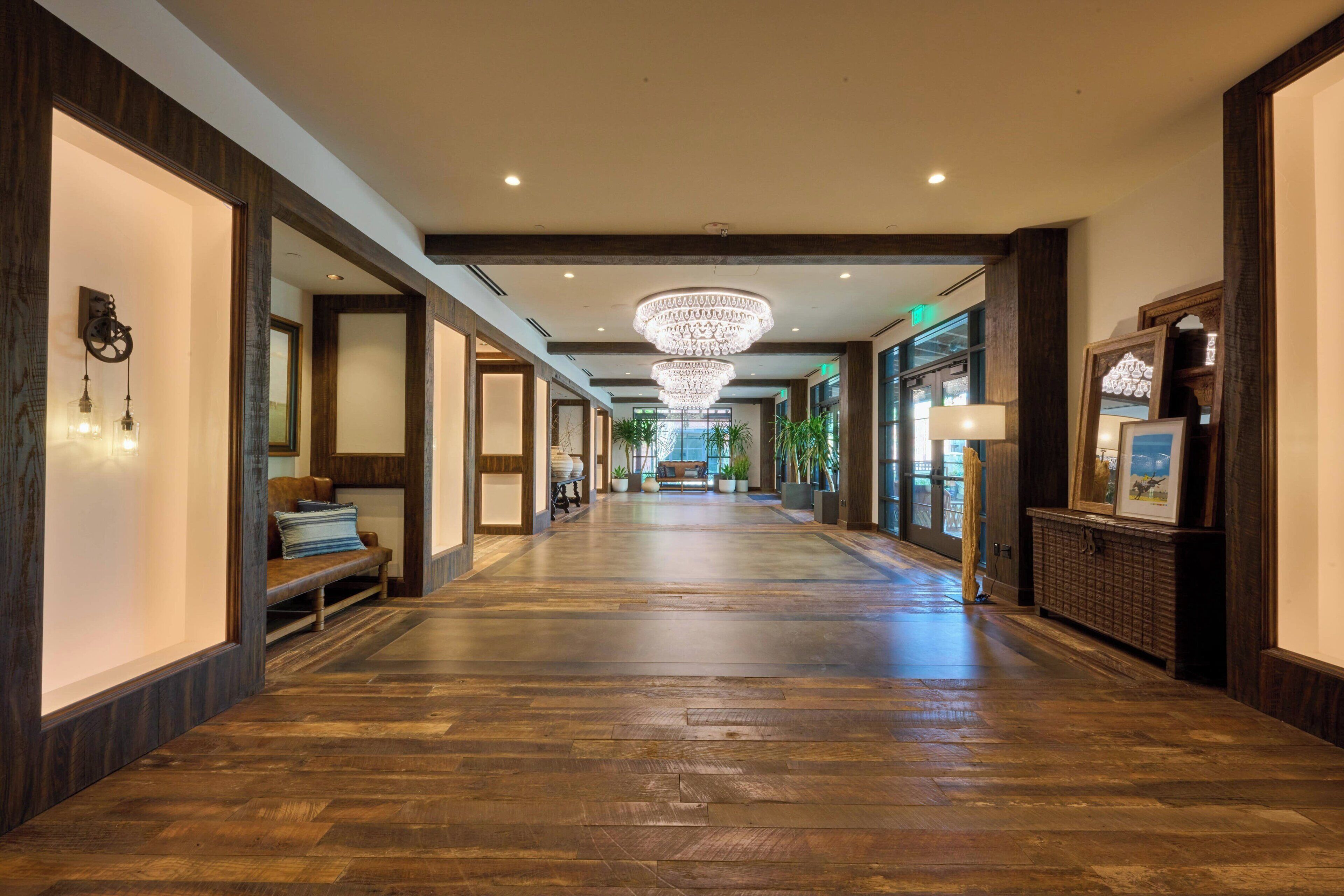 2 bars/lounges, lobby lounge