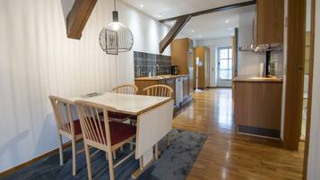 Luxury-Apartment | Essbereich im Zimmer