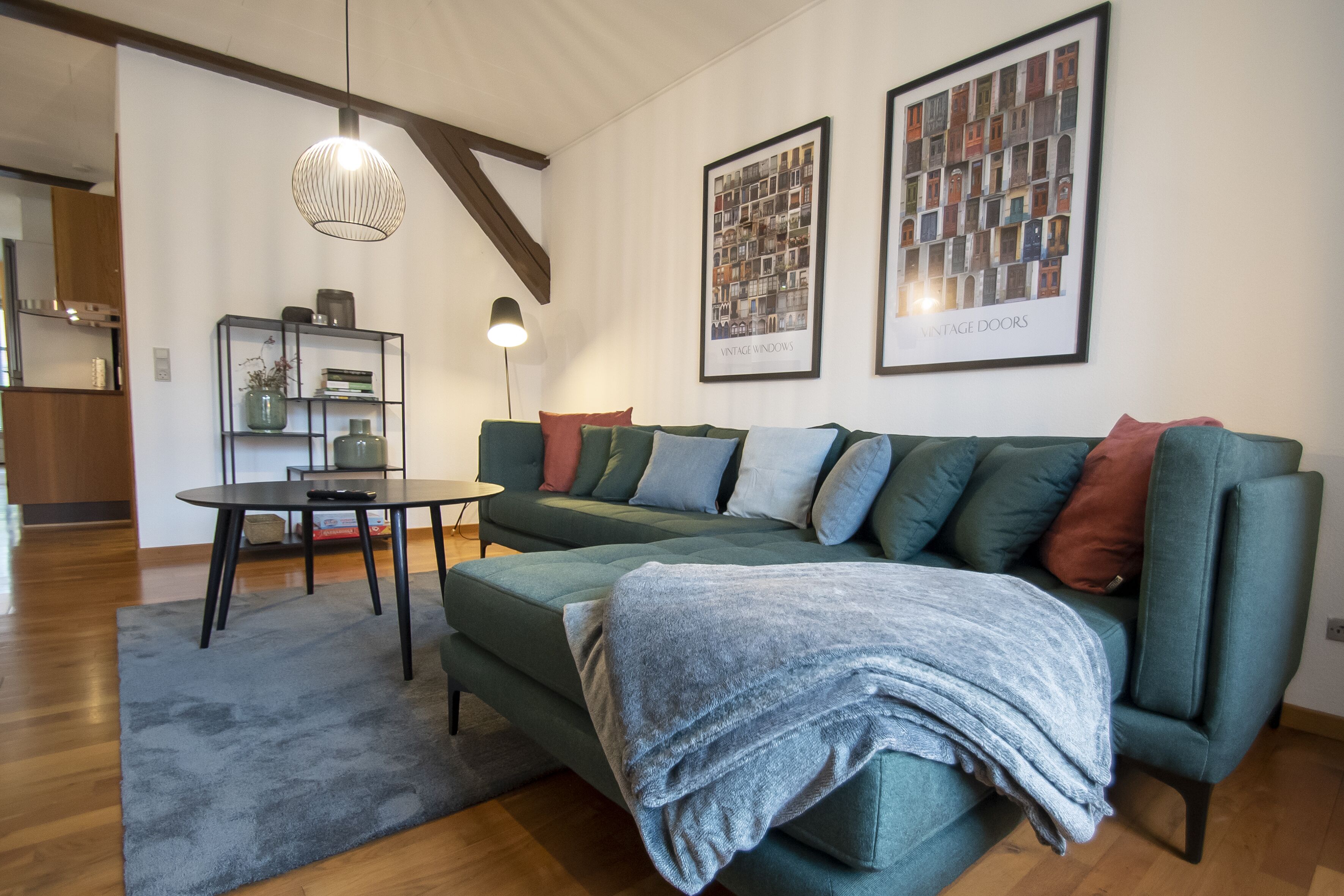 Luxury-Apartment | Wohnzimmer | 75-Zoll-Flachbildfernseher mit Kabelempfang, Fernseher