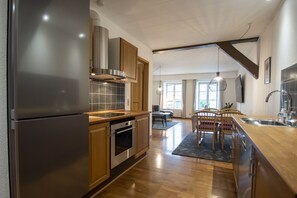 Luxury Apartment | Dapur peribadi | Peti sejuk/penyejuk beku saiz penuh, ketuhar, dapur 