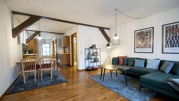 Luxury-Apartment | Wohnbereich | 75-Zoll-Flachbildfernseher mit Kabelempfang, Fernseher