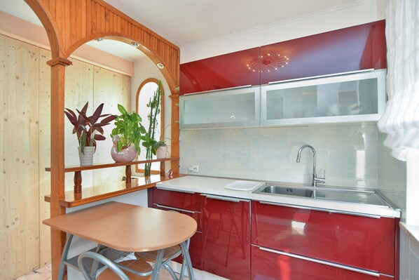 Fridge, oven, stovetop, cookware/dishes/utensils