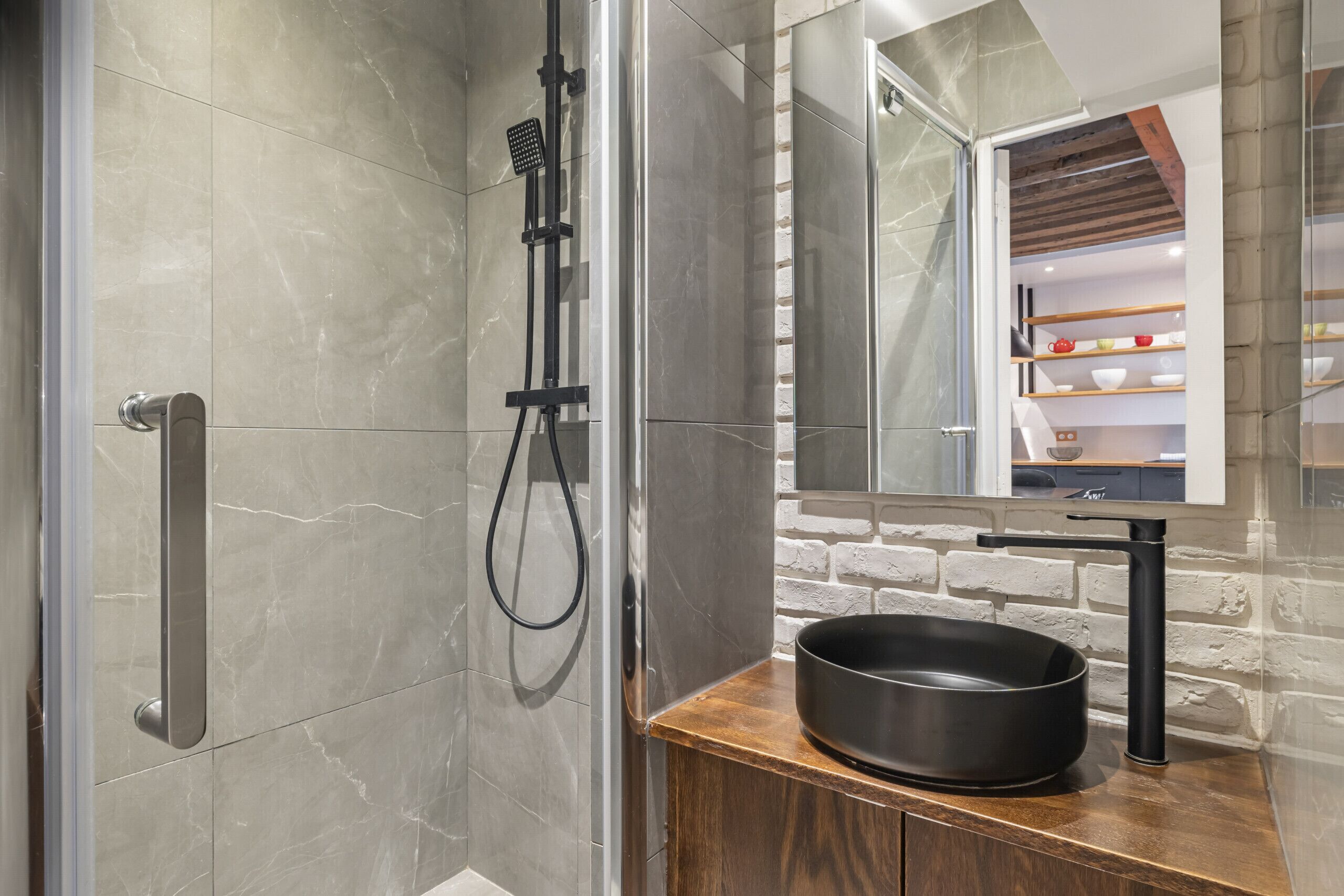 Dusj, hårføner og håndklær