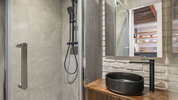 Douche, sèche-cheveux, serviettes fournies