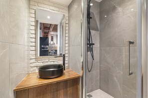 Dusche, Haartrockner, Handtücher