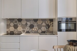 Réfrigérateur, micro-ondes, lave-vaisselle, cafetière/bouilloire