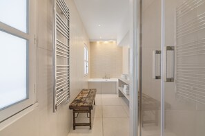 Tina, secadora de cabello, toallas 