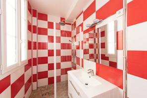 Shower, hair dryer, towels