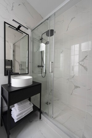 Shower, hair dryer, towels