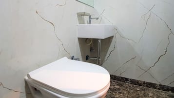 Standard Double Room | Bathroom | Shower, rainfall showerhead, towels