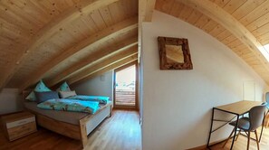 2 bedrooms, desk, WiFi, bed sheets