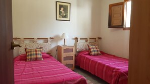 3 bedrooms, iron/ironing board, travel cot, free WiFi - 3 bedroom ground floor house on smallholding (L'Ampolla)