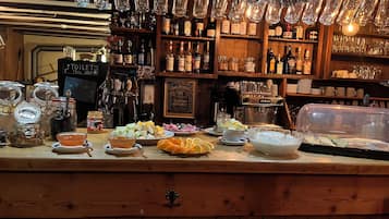 Tägliches kontinentales Frühstück (14 CHF pro Person)