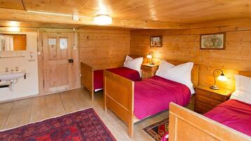 Traditional-Dreibettzimmer, Gemeinschaftsbad