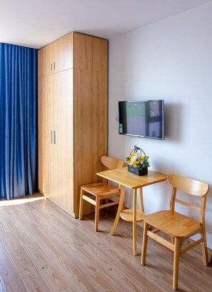 Studio, 1 Queen-Bett | Hochwertige Bettwaren, Schreibtisch, laptopgeeigneter Arbeitsplatz