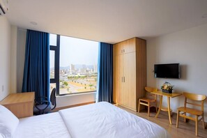 Studio, 1 Queen Bed | Premium bedding, desk, laptop workspace, blackout drapes