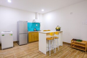 Studio, Multiple Beds | Private kitchenette | Fridge, paper towels