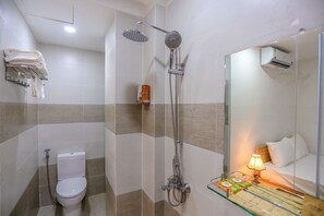 Standard Double Room | Bathroom | Shower, rainfall showerhead, free toiletries, hair dryer