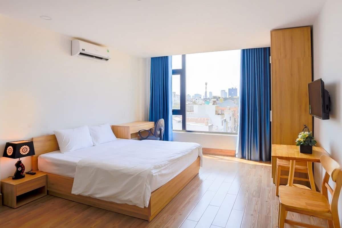 Studio, 1 Queen Bed | Premium bedding, desk, laptop workspace, blackout drapes