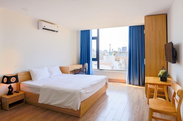 Studio, 1 Queen Bed | Premium bedding, desk, laptop workspace, blackout drapes