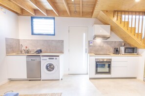 Fridge, microwave, oven, stovetop - The Studio at Waterloo - Pet Friendly (Waterloo)