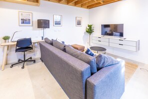 TV, stereo - The Studio at Waterloo - Pet Friendly (Waterloo)