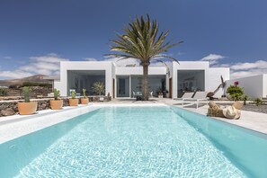 Outdoor pool, a heated pool - Unique house, with a lot of charm in an idyllic place (tias)