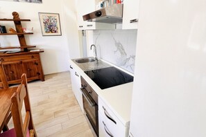 Kühlschrank, Ofen, Herdplatte, Kochgeschirr/Geschirr/Besteck