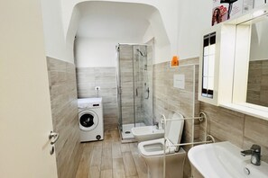 Douche, sĂšche-cheveux, bidet