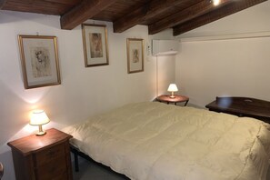 2 bedrooms, iron/ironing board, Internet