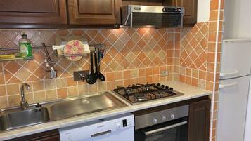 Réfrigérateur, four, plaque de cuisson, lave-vaisselle