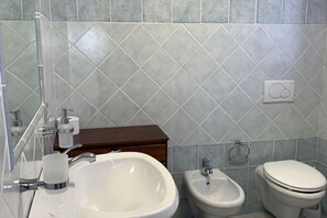 Douche, séchoir à cheveux, bidet
