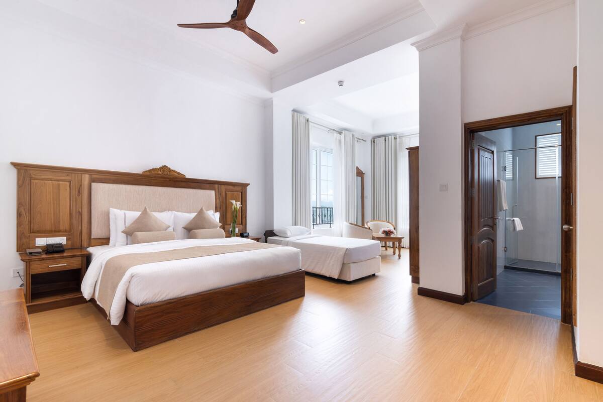 Deluxe Triple Room | Hypo-allergenic bedding available, in-room safe, desk, laptop workspace