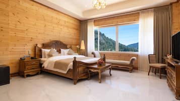 Family suite Room | Hypo-allergenic bedding, in-room safe, individually decorated