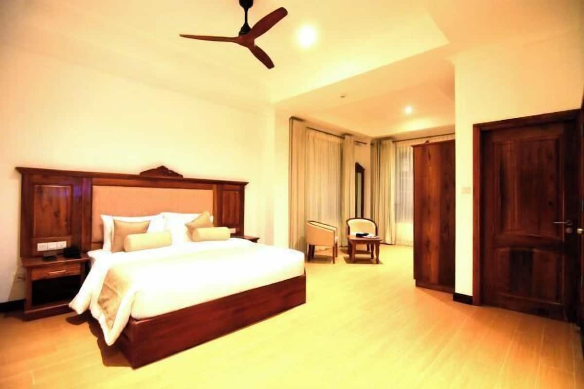 Hypo-allergenic bedding, in-room safe, individually decorated