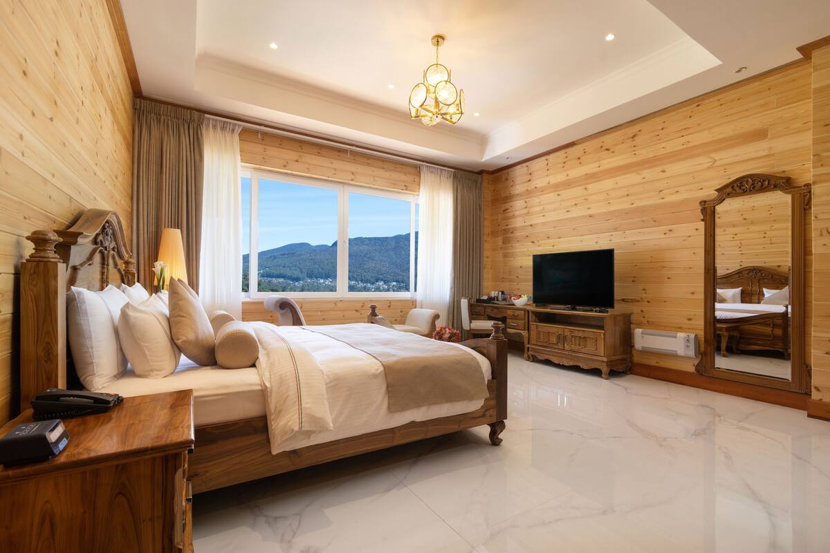 Family suite Room | Hypo-allergenic bedding available, in-room safe, desk, laptop workspace
